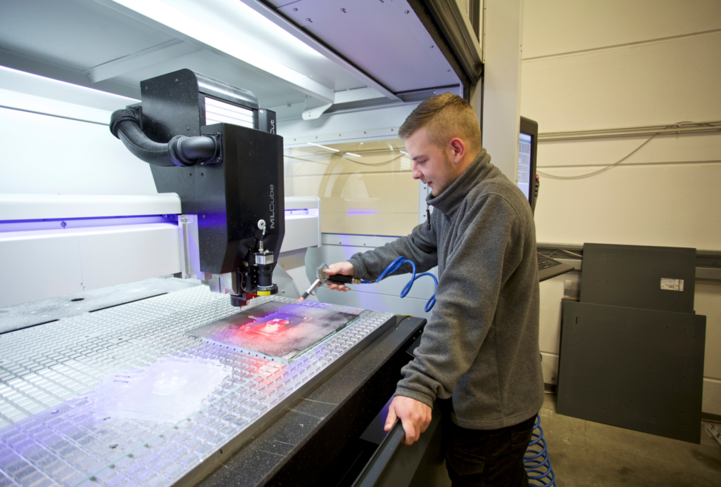 Azubi Kunststofftechnologie bei der Arbeit mit dem Laser.