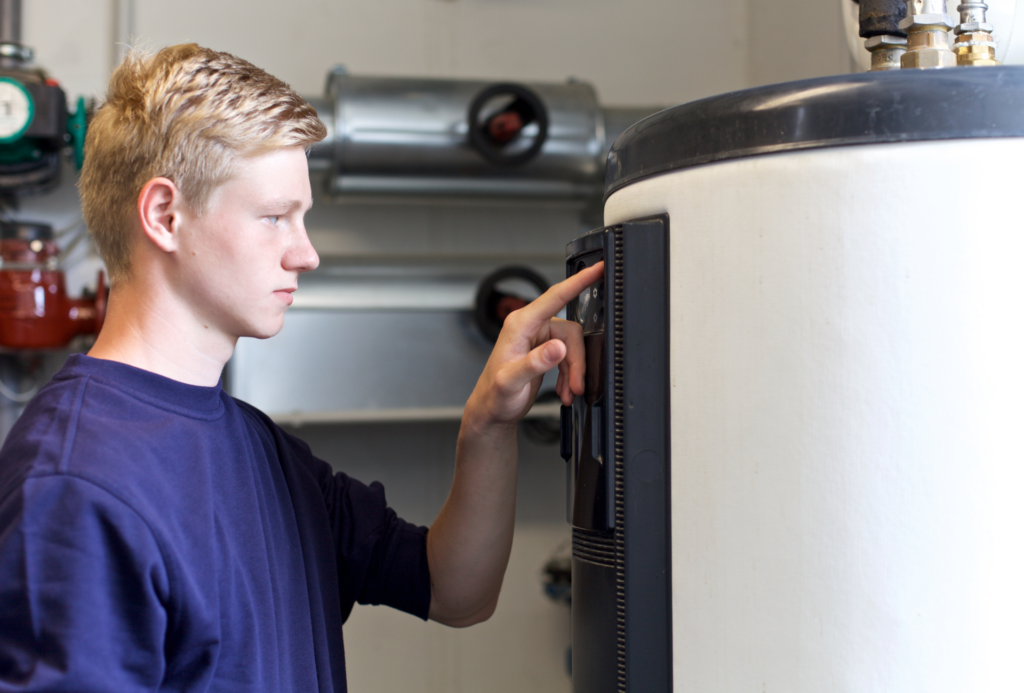 Azubis in der Ausbildung zum Anlagenmechaniker SHK montieren auch Heizungssysteme, stellen Heizkessel auf und nehmen sie in Betrieb.