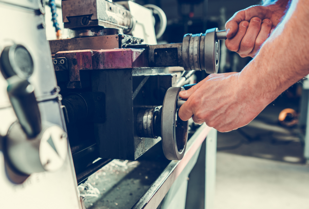 Zerspanungsmechaniker lernen in ihrer Ausbildung Bauteile, z.B. für Maschinen, Motoren oder Turbinen, anzufertigen .Hierfür arbeiten sie in der Regel mit CNC-gesteuerten Fräs-, Dreh- und Schleifmaschinen.