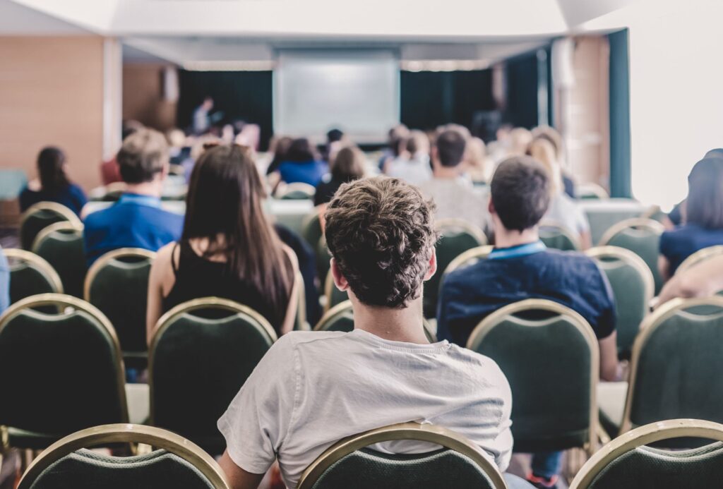 Bei dem ausbildungsintegrierendem Studium sind auch Vorlesungen teil der Ausbildung.