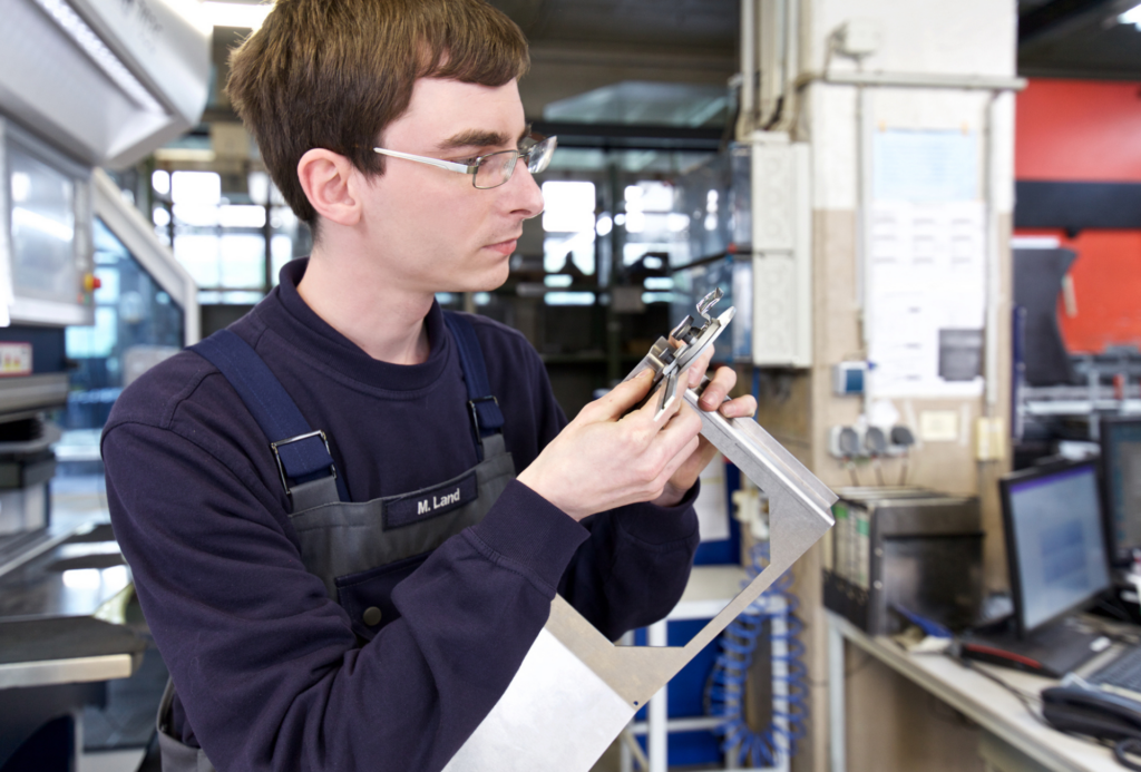 Handwerkliches Geschick ist eine gute Voraussetzung für die Ausbildung als Konstruktionsmechaniker.